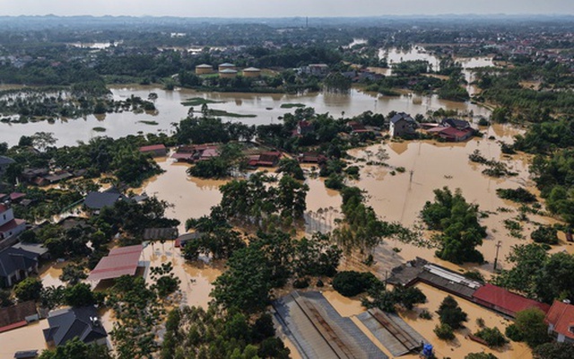 VIDEO: Những hình ảnh mới nhất ở nơi nước ngập sâu 2 m, dân sinh hoạt trên mái nhà