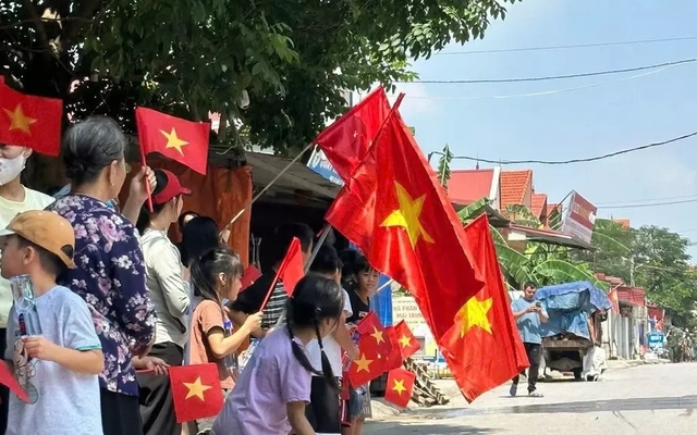 Người dân Bắc Ninh bịn rịn chia tay bộ đội giúp chống lũ