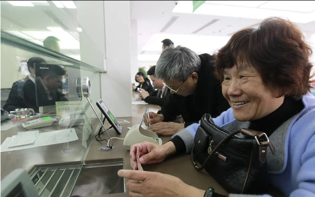 Người già có tiền gửi trong ngân hàng tuyệt đối đừng quên 5 điều này, rủi ro khôn lường