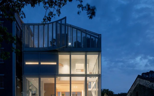 Người đàn ông 65 tuổi xây ngôi nhà “trong suốt” cho 3 thế hệ chung sống, nhìn vào ai cũng tự hỏi: “Không hiểu sống thế nào”