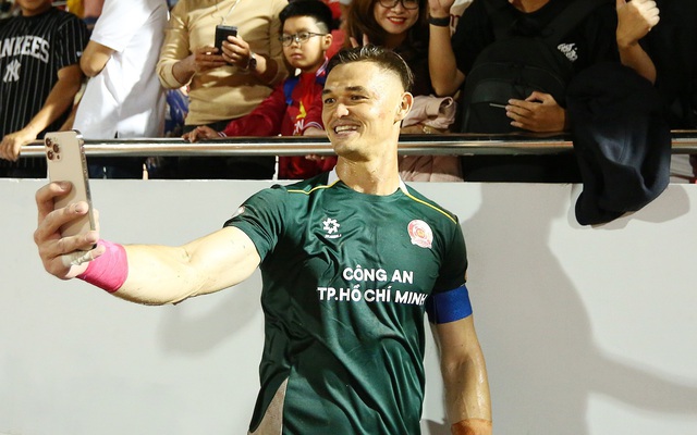 Ngôi sao Việt kiều bất ngờ đến sân tập tuyển Việt Nam, ngày sát cánh với HLV Kim Sang-sik sắp tới gần?