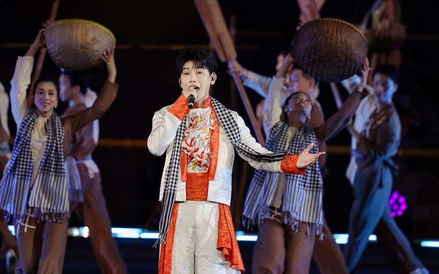 Tiêu Minh Phụng "sĩ đến hết đời" khi tham gia Lễ hội giao lưu văn hoá Thế giới 2025