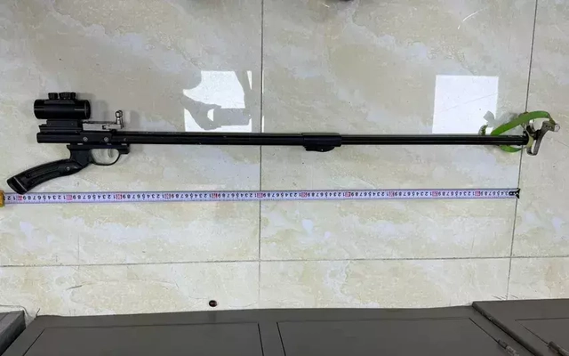 Dùng súng ná cao su bắn vỡ kính nhiều xe ô tô ở Hải Phòng