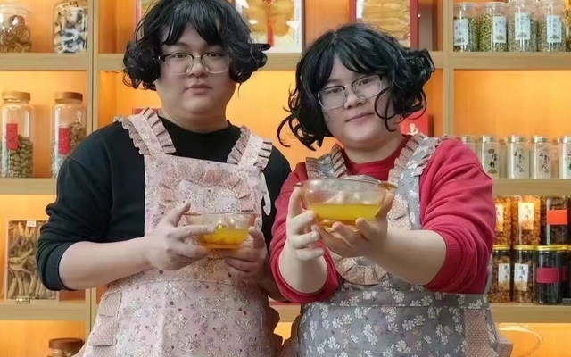 Cặp đôi gây sốt vì có ngoại hình giống hệt nhau: Dân mạng thích thú "Ai là chồng? Ai là vợ?"