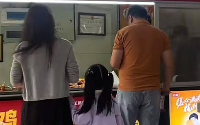 Nhìn hai mẹ con bên quầy đồ ăn vặt, tôi chợt hiểu: Vì sao có những đứa trẻ cả đời cũng không khá lên nổi