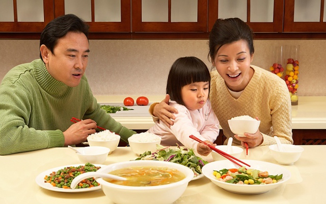 Trẻ em EQ cao sẽ thường làm 3 hành động này trên bàn ăn