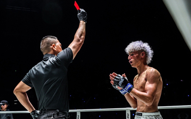 Đá ngất đối thủ, võ sĩ muay Thái nhận ngay thẻ đỏ, lập tức bị xử thua