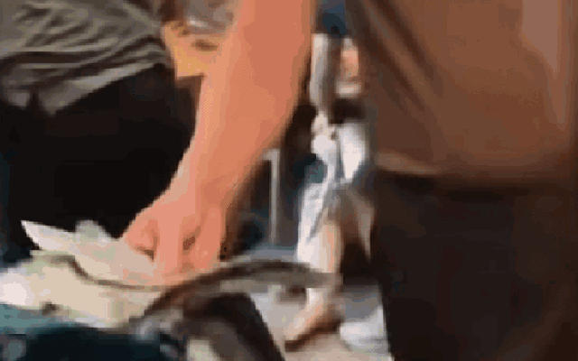 Xác minh clip tranh nhau hàng chục cọc tiền mệnh giá 500.000 đồng trong quán cà phê