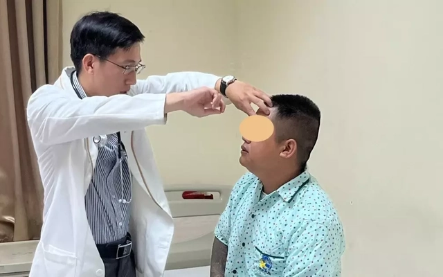 Đang đá bóng, thanh niên đột quỵ ngay trên sân