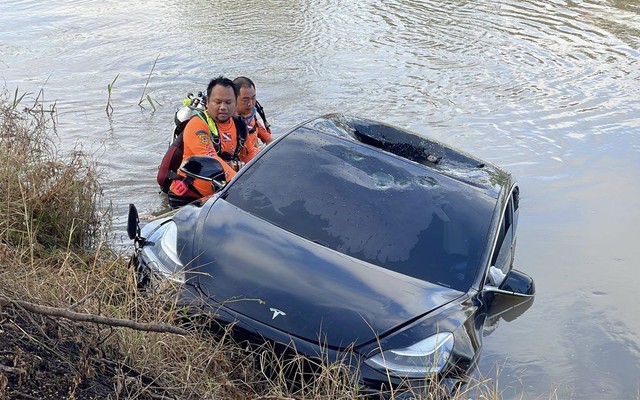 Ô tô lao xuống kênh, nhân viên cứu hộ nghe thấy tiếng gõ yếu ớt, phá nóc xe rồi chứng kiến cảnh ám ảnh