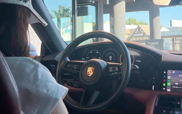 Bố cần 370 triệu để phẫu thuật nhưng 3 con trai trốn tránh, con gái út lái Porsche về thăm nói một câu khiến tất cả cúi gằm mặt