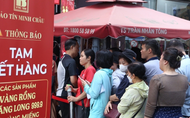 Vàng vượt 152 triệu/lượng: Bị hạn chế 2 ngày mới được mua, khách quay ra ôm bạc