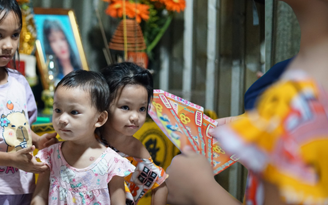 Ba đi xa, mẹ mất, ba chị em nhỏ vẫn cùng nhau đi bán vé số mưu sinh ở TP.HCM