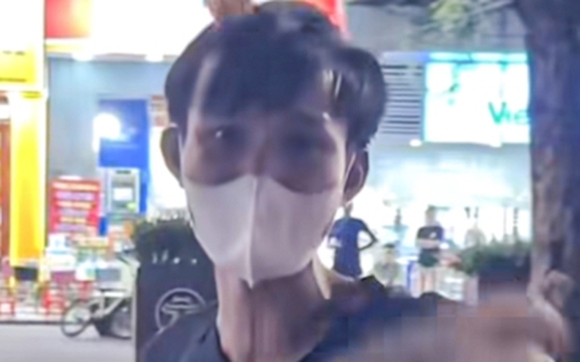 Vụ quấy rối du khách ở Hồ Gươm: Công an mời người bán hàng rong lên làm việc