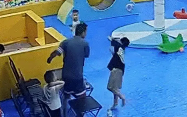 Bé trai 8 tuổi bị tát sưng mặt vì ném bóng trúng bạn trong khu vui chơi