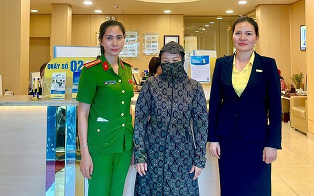 Quen chủ tập đoàn lớn qua Zalo, người phụ nữ đến ngân hàng chuyển khoản gấp 300 triệu để đầu tư, nhưng nhân viên nhất quyết không thực hiện giao dịch