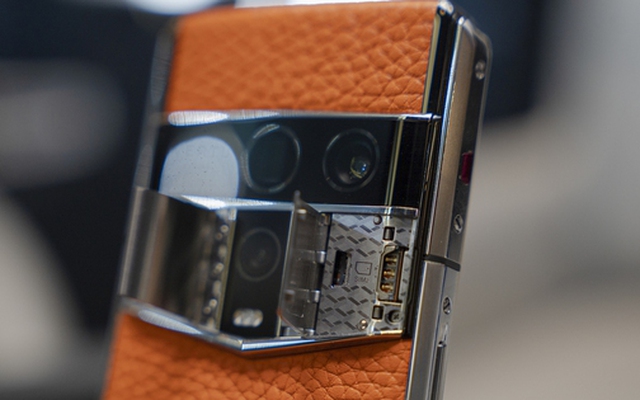 Khung thép chịu lực 150kg, bảo mật quân sự: Smartphone độc nhất thế giới lộ diện, khách Việt có thể mua