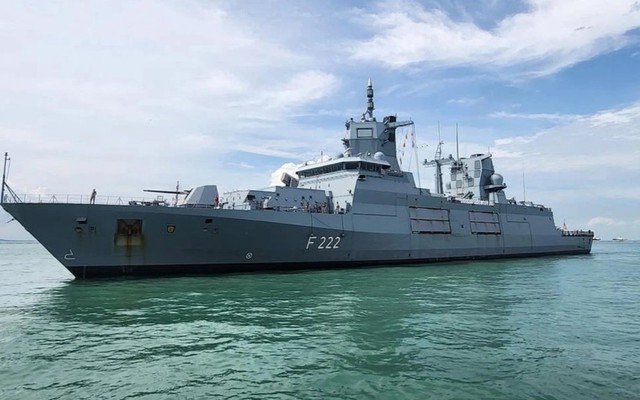 Chiến hạm Đức trao sinh mệnh cho IRIS-T