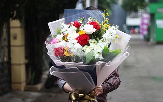 Đồng nghiệp nam tặng hoa 20/10, chồng tôi cười khẩy tra khảo mỉa mai và chuyện xảy ra sau đó khiến tôi rụng rời