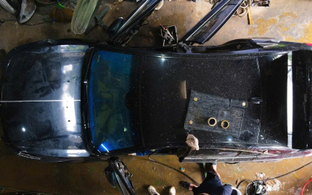 Ô tô thành cục sắt sau ngập lũ, chủ xe khốn đốn với chi phí sửa tốn trăm triệu