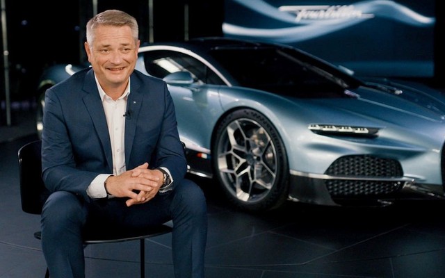 Tesla sản xuất một chiếc xe mất 17 giây, còn hãng này lại mất 300 giờ mới chế tạo xong một chiếc tay nắm cửa ô tô