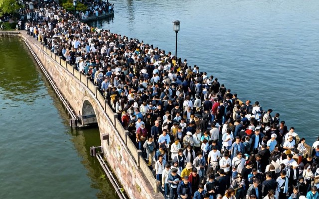 Cảnh tượng tại Tây Hồ ngay lúc này: Nhiều người không tin nổi, nhận xét: "Thật sự không dám tưởng tượng!"