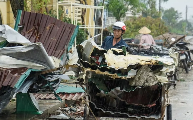 Sau khi nhà cửa bị lốc xoáy tàn phá, người dân gạt nước mắt gom đồ hư hỏng để bán sắt vụn