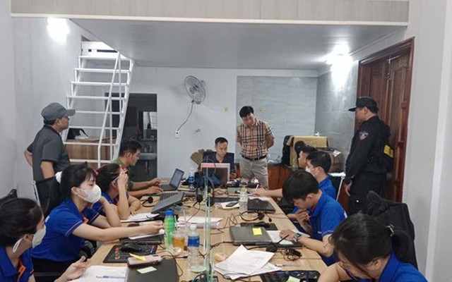 Công an đồng loạt ập vào 10 chi nhánh Công ty Dịch vụ Huy Hoàng FN, triệt phá đường dây dụ hàng trăm nghìn người mở thẻ tín dụng để chiếm đoạt tài sản