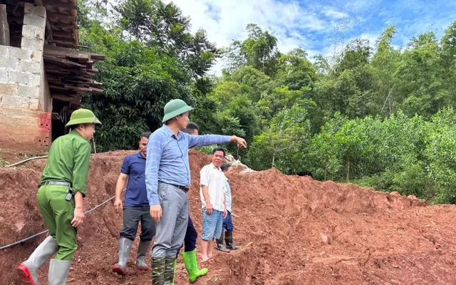 Xuất hiện vết nứt lớn trên sườn dốc ở Phú Thọ, di dời 84 người dân