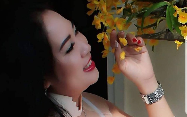 Nhan sắc vợ 3, kém 29 tuổi của “vua hài” từng cầm 300 cây vàng mua siêu xe, giờ bán cơm tấm