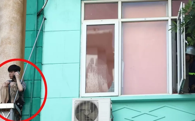 Nam thanh niên nghi 'ngáo đá' ngồi vắt vẻo ở lan can tầng 2 ngôi nhà