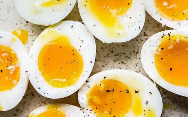Trứng luộc ngon nhất khi lòng đỏ đặc sánh, lòng trắng mềm mịn - và đây là cách làm!