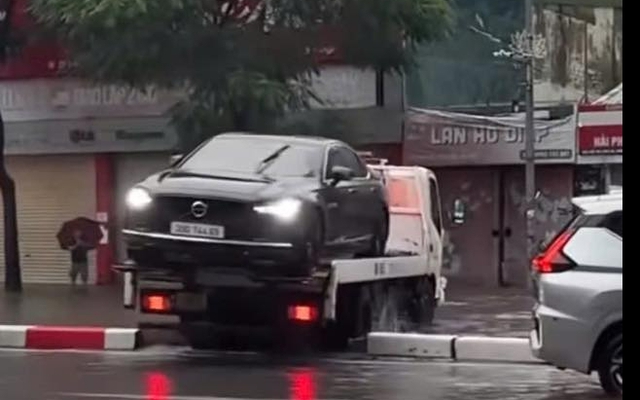 Người dân phát hiện lái xe cứu hộ trèo qua dải phân cách cứng, lập tức báo cho Cục CSGT