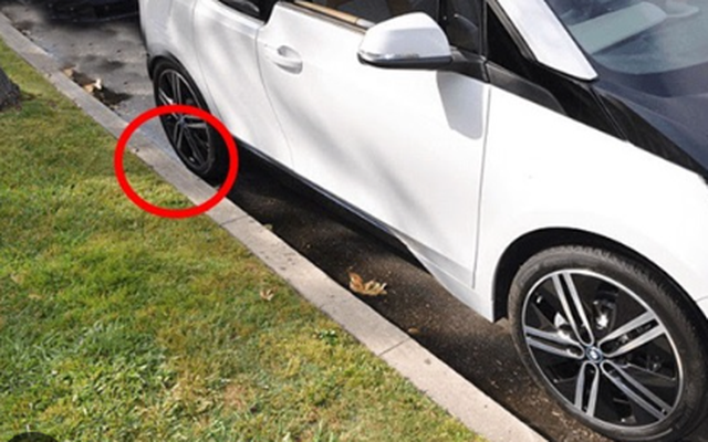 Đỗ xe cách 0,25 m tính theo vạch sơn hay vỉa hè?