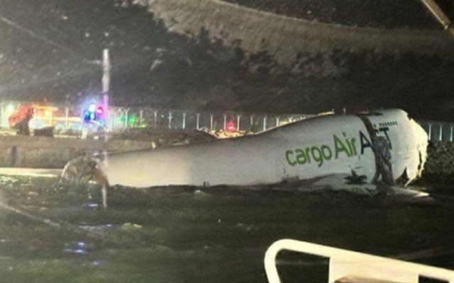 Máy bay trượt khỏi đường băng lao xuống biển ở Hong Kong