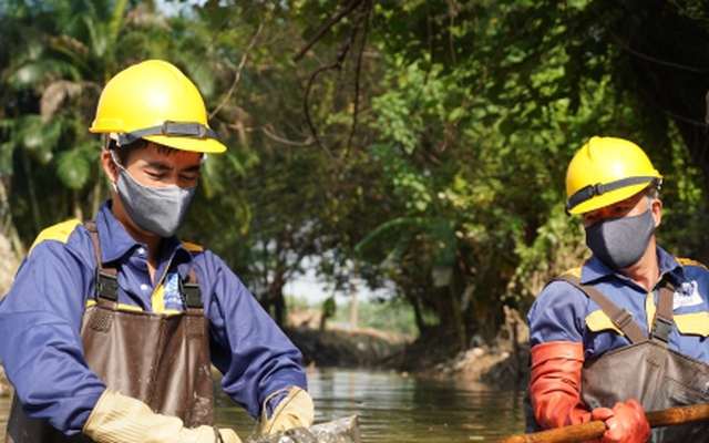 Những người ngâm mình dưới nước đen, khơi dòng chảy ‘cứu lụt’ cho Hà Nội