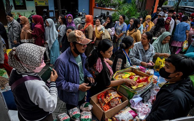 Từ 20/10, 140 triệu dân nước láng giềng Việt Nam được nhận hỗ trợ 1,4 triệu đồng tiền mặt mỗi người