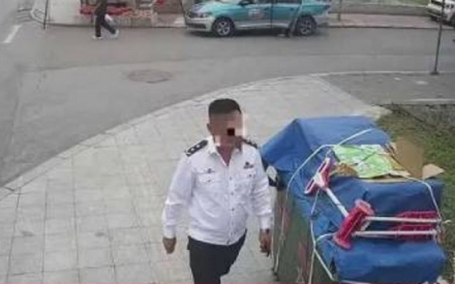 Cảnh sát ‘dỏm’ xông vào đồn, quát tháo, ra lệnh cho cảnh sát thật