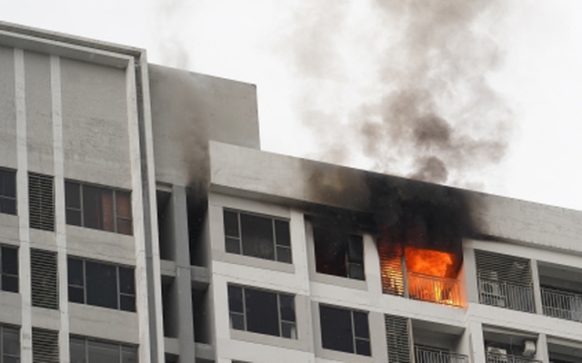 Đang cháy lớn chung cư RiverGate TP.HCM, cư dân hoảng loạn tháo chạy