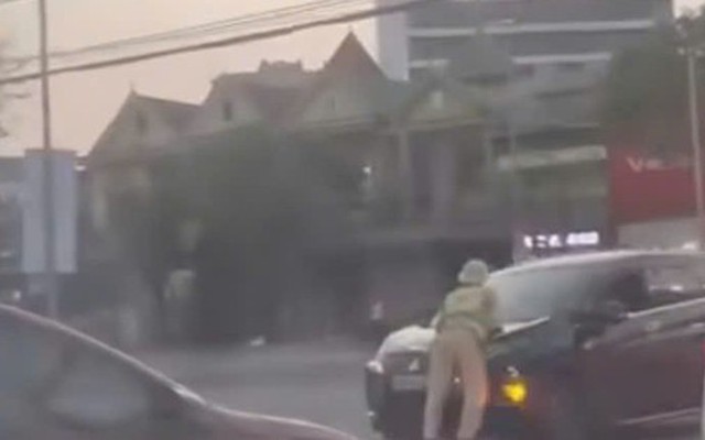 Xôn xao clip một CSGT phải bám trên nắp ca-pô xe vi phạm ở Nghệ An