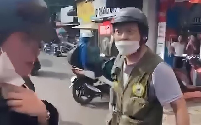 Người đàn ông bị đánh tới tấp và đe doạ: 'Mày biết tao là ai không?'