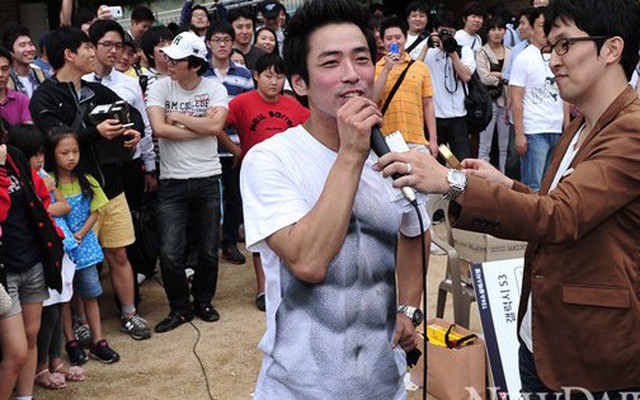 Bị cáo buộc là “anh hùng bàn phím”, chàng trai Hàn Quốc nhận kèo trên mạng, mở cả lễ hội quy tụ 2.000 người tới xem và cái kết viên mãn cho tất cả