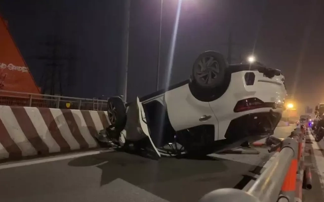 Ô tô lật ngửa giữa cầu Bình Lợi, tài xế kẹt trong cabin