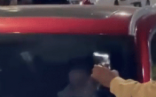 Một nữ ca sĩ vi phạm giao thông, chống đối không mở cửa xe và thản nhiên hít bóng cười