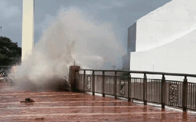 Hình ảnh sóng lớn tràn bờ sông Hàn - Đà Nẵng, xé toạc vỉa hè