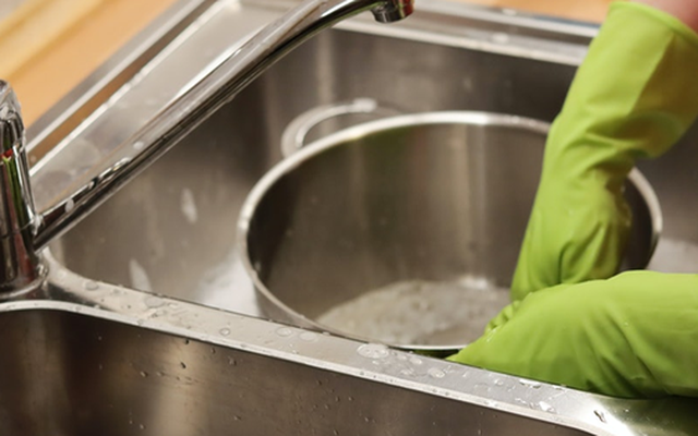 Bác sĩ đến chơi nhà, nhìn vào bếp thì tái mặt hét lên: "Sao lại làm vậy!"