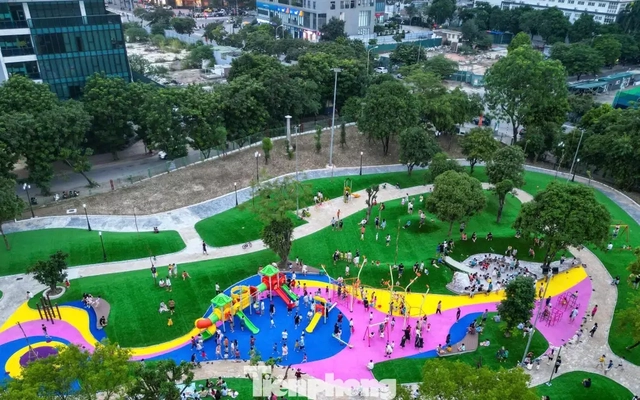 Người dân háo hức trải nghiệm không gian xanh mới tại Hà Nội