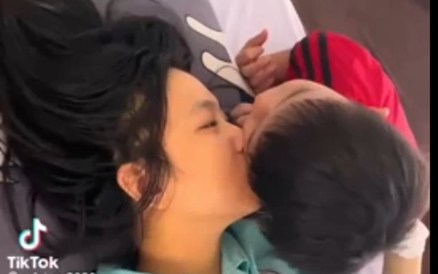 Sự thật nhói lòng về đoạn video mẹ hôn con trước khi rơi vào hôn mê sâu