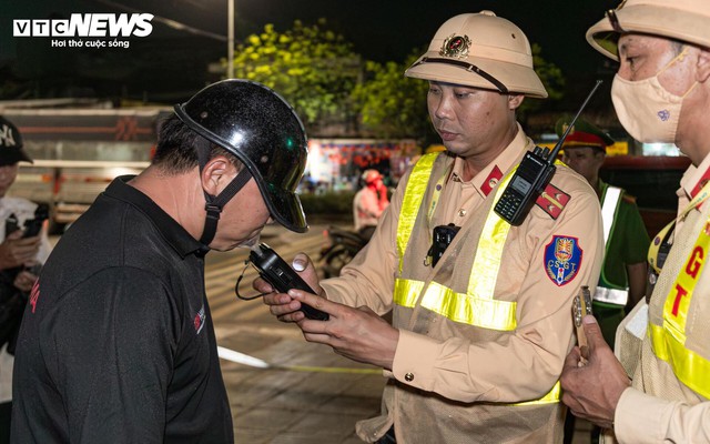 Tài xế vi phạm nồng độ cồn giả vờ mất trí, liên tục than 'tôi không nhớ gì cả'