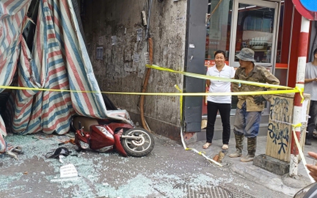 Hà Nội: Tấm bê tông đổ sập từ ngôi nhà đang phá dỡ, 2 người thương vong